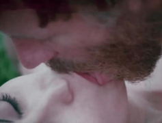 讲述了一个取挣扎的故事